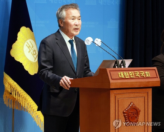 손학규 동아시아미래재단 상임고문이 4일 오후 국회 소통관에서 선거제도 관련 기자회견을 하고 있다. 연합뉴스